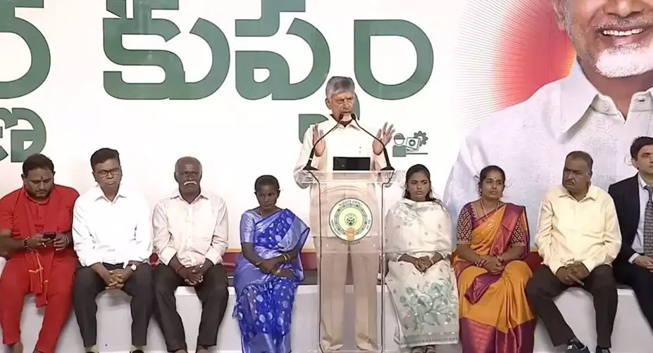 CM Chandrababu: కుప్పంలో సీఎం చంద్రబాబు గర్జన.. వైకాపా రౌడీలపై తీవ్ర ఆగ్రహం - రూ.11,359 కోట్ల అభివృద్ధి పనులకు శంకుస్థాపన CM Chandrababu: కుప్పంలో సీఎం చంద్రబాబు గర్జన.. వైకాపా రౌడీలపై తీవ్ర ఆగ్రహం - రూ.11,359 కోట్ల అభివృద్ధి పనులకు శంకుస్థాపన