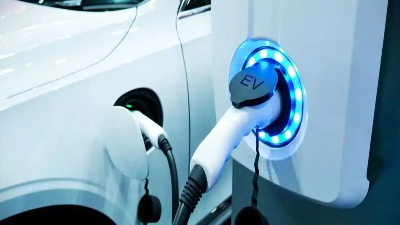 EV Charging Tech: ఎలక్ట్రిక్ కార్ల రంగంలో సంచలనం.. నిమిషం ఛార్జింగ్తో 100 కిమీ మైలేజ్ ఇచ్చే కొత్త బ్యాటరీ EV Charging Tech: ఎలక్ట్రిక్ కార్ల రంగంలో సంచలనం.. నిమిషం ఛార్జింగ్తో 100 కిమీ మైలేజ్ ఇచ్చే కొత్త బ్యాటరీ