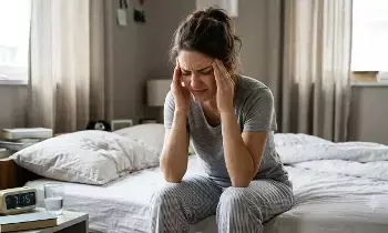 Waking Up with a Headache: ఉదయం లేవగానే తలనొప్పి వేధిస్తోందా? నిద్రపోయే ముందు మీరు చేసే ఈ తప్పులే కారణం..