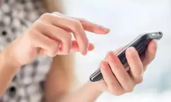 Using Your Mobile Phone for Long Hours: ఎక్కువసేపు మొబైల్ వాడుతున్నారా? ఈ లైఫ్‌స్టైల్ మార్పులు తప్పనిసరి!