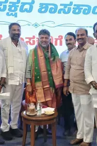 Telangana Ministers: జూరాలకు నీరు విడుదల చేయాలని కర్ణాటక సీఎంకు తెలంగాణ మంత్రుల వినతి Telangana Ministers: జూరాలకు నీరు విడుదల చేయాలని కర్ణాటక సీఎంకు తెలంగాణ మంత్రుల వినతి