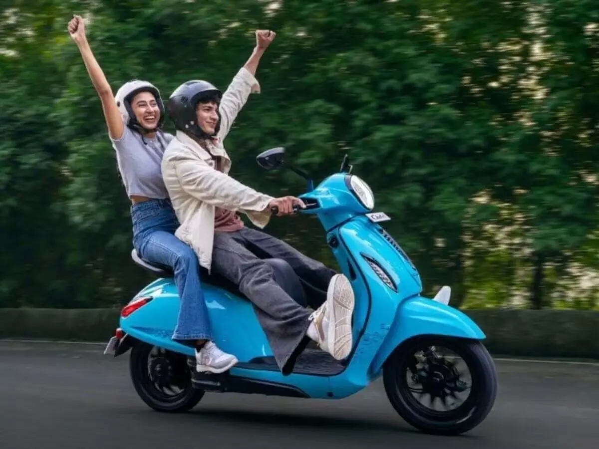 Bajaj Chetak: దిగ్గజ బైక్లను వెనక్కి నెట్టిన బజాజ్ చేతక్ ఎలక్ట్రిక్ స్కూటర్.. ఆగస్టులో రికార్డ్ విక్రయాలు Bajaj Chetak: దిగ్గజ బైక్లను వెనక్కి నెట్టిన బజాజ్ చేతక్ ఎలక్ట్రిక్ స్కూటర్.. ఆగస్టులో రికార్డ్ విక్రయాలు