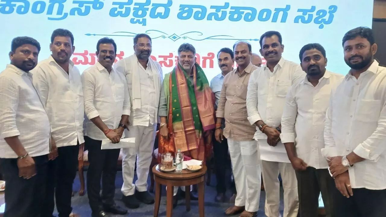 Telangana Ministers: జూరాలకు నీరు విడుదల చేయాలని కర్ణాటక సీఎంకు తెలంగాణ మంత్రుల వినతి Telangana Ministers: జూరాలకు నీరు విడుదల చేయాలని కర్ణాటక సీఎంకు తెలంగాణ మంత్రుల వినతి