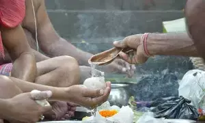 Women Perform Shraddha and Pind Daan: మహిళలు శ్రాద్ధం, పిండ ప్రదానం చేయవచ్చా? హిందూ ధర్మశాస్త్రాలు ఏం చెబుతున్నాయి? Women Perform Shraddha and Pind Daan: మహిళలు శ్రాద్ధం, పిండ ప్రదానం చేయవచ్చా? హిందూ ధర్మశాస్త్రాలు ఏం చెబుతున్నాయి?