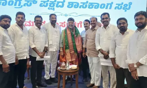 Telangana Ministers: జూరాలకు నీరు విడుదల చేయాలని కర్ణాటక సీఎంకు తెలంగాణ మంత్రుల వినతి Telangana Ministers: జూరాలకు నీరు విడుదల చేయాలని కర్ణాటక సీఎంకు తెలంగాణ మంత్రుల వినతి