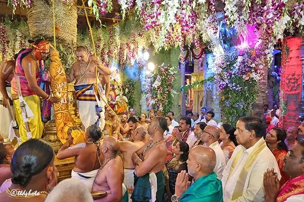 Salakatla Brahmotsavams: తిరుమలలో ముగిసిన శ్రీవారి సాలకట్ల బ్రహ్మోత్సవాలు.. ధ్వజావరోహణంతో ఉత్సవాలకు ముగింపు Salakatla Brahmotsavams: తిరుమలలో ముగిసిన శ్రీవారి సాలకట్ల బ్రహ్మోత్సవాలు.. ధ్వజావరోహణంతో ఉత్సవాలకు ముగింపు