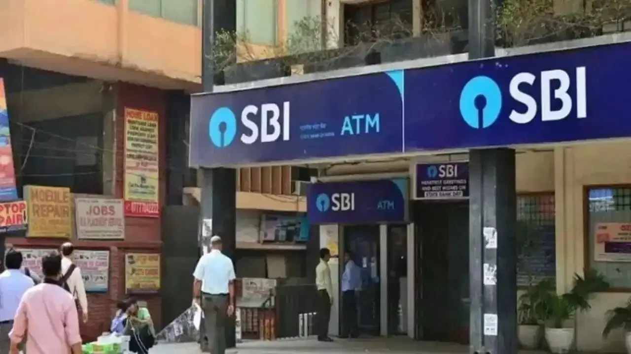 Bank Strike: బ్యాంకు ఉద్యోగులకు భారీ షాక్.. 5 రోజుల పనిదినాల డిమాండ్పై స్పష్టతనిచ్చిన ప్రభుత్వం Bank Strike: బ్యాంకు ఉద్యోగులకు భారీ షాక్.. 5 రోజుల పనిదినాల డిమాండ్పై స్పష్టతనిచ్చిన ప్రభుత్వం