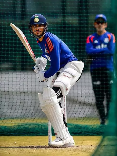 Shubman Gill: నెట్స్లో టీమిండియా కెప్టెన్ శుభ్మన్ గిల్కు గాయం.. సిరాజ్ వేసిన బౌన్సర్తో కలకలం.. Shubman Gill: నెట్స్లో టీమిండియా కెప్టెన్ శుభ్మన్ గిల్కు గాయం.. సిరాజ్ వేసిన బౌన్సర్తో కలకలం..