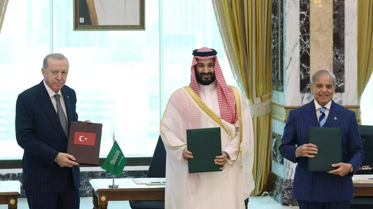 Saudi Arabia: హౌతీ దాడుల నేపథ్యంలో సౌదీ అరేబియా రక్షణకు పాకిస్తాన్, టర్కీ సహాయం Saudi Arabia: హౌతీ దాడుల నేపథ్యంలో సౌదీ అరేబియా రక్షణకు పాకిస్తాన్, టర్కీ సహాయం