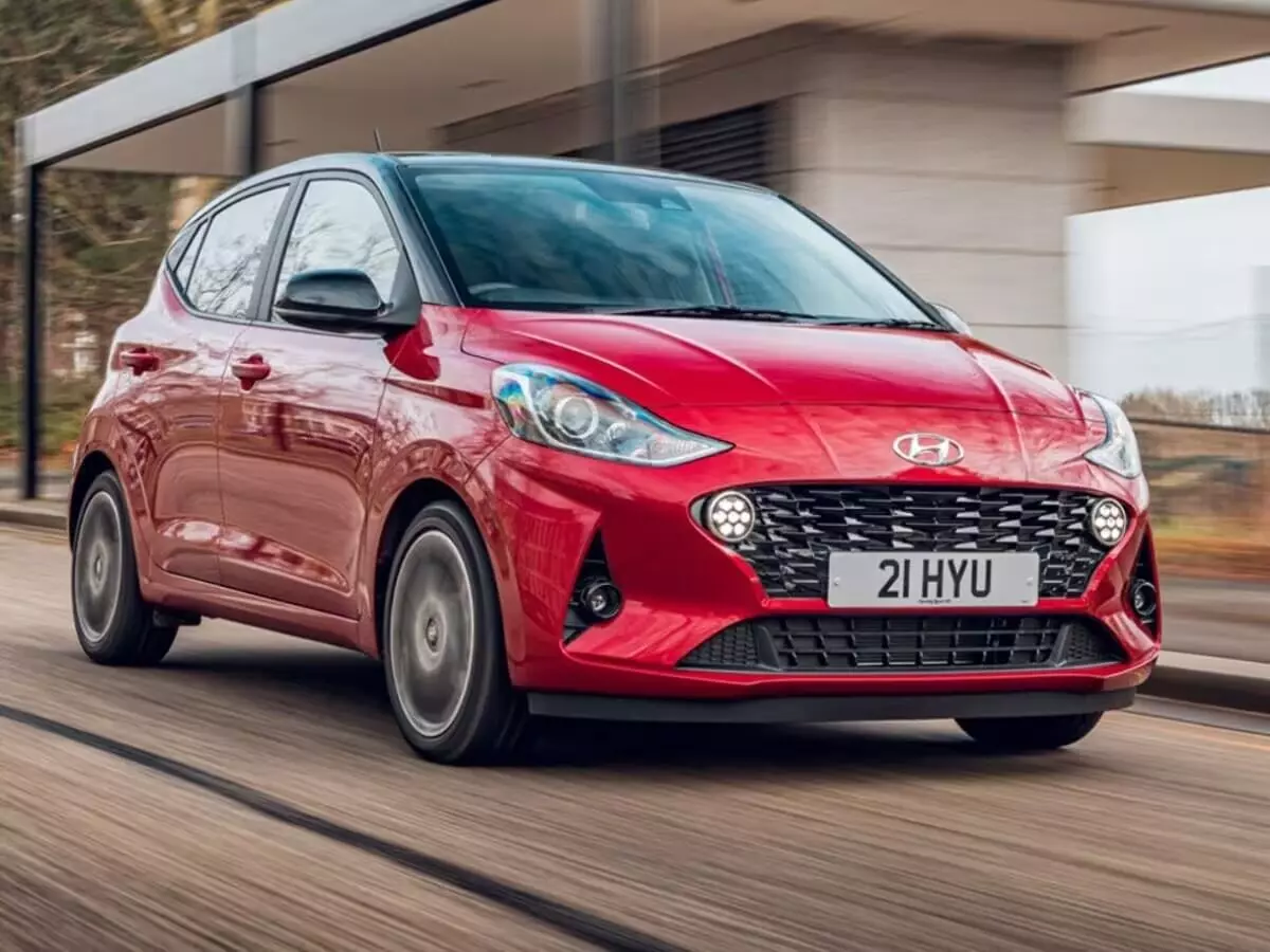 Hyundai i10: కొత్త రూపంలో హ్యుందాయ్ i10.. ధర, ఫీచర్లు చూస్తే మైండ్ బ్లాంక్ కావాల్సిందే Hyundai i10: కొత్త రూపంలో హ్యుందాయ్ i10.. ధర, ఫీచర్లు చూస్తే మైండ్ బ్లాంక్ కావాల్సిందే