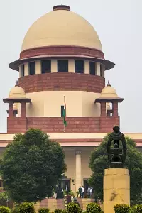 Telangana’s Local Reservation Rules: తెలంగాణ స్థానిక రిజర్వేషన్పై సుప్రీంకోర్టు స్పష్టత.. నాలుగేళ్ల నిబంధన తప్పనిసరి Telangana’s Local Reservation Rules: తెలంగాణ స్థానిక రిజర్వేషన్పై సుప్రీంకోర్టు స్పష్టత.. నాలుగేళ్ల నిబంధన తప్పనిసరి