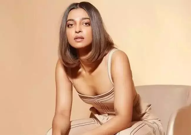 Radhika Apte: రాధికా ఆప్టేకు షాకిచ్చిన వీడియో లీక్.. నాలుగు రోజులు ఇంటి నుంచి బయటకు రాలేకపోయిన హీరోయిన్! Radhika Apte: రాధికా ఆప్టేకు షాకిచ్చిన వీడియో లీక్.. నాలుగు రోజులు ఇంటి నుంచి బయటకు రాలేకపోయిన హీరోయిన్!