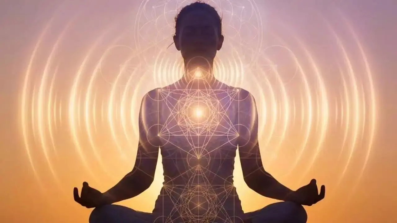 Close Our Eyes While Chanting Mantras: మంత్రోచ్ఛారణ సమయంలో కళ్ళు ఎందుకు మూసుకోవాలి? సనాతన ధర్మంలో దాగి ఉన్న ఆధ్యాత్మిక రహస్యం.. Close Our Eyes While Chanting Mantras: మంత్రోచ్ఛారణ సమయంలో కళ్ళు ఎందుకు మూసుకోవాలి? సనాతన ధర్మంలో దాగి ఉన్న ఆధ్యాత్మిక రహస్యం..