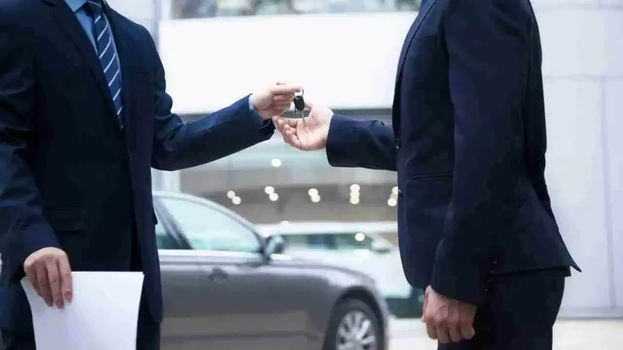 Car Buying Guide: పండుగ సీజన్లో కొత్త కారు కొనడం నిజంగా లాభమా? డిస్కౌంట్ల వెనుక అసలు సీక్రెట్ ఇదే Car Buying Guide: పండుగ సీజన్లో కొత్త కారు కొనడం నిజంగా లాభమా? డిస్కౌంట్ల వెనుక అసలు సీక్రెట్ ఇదే