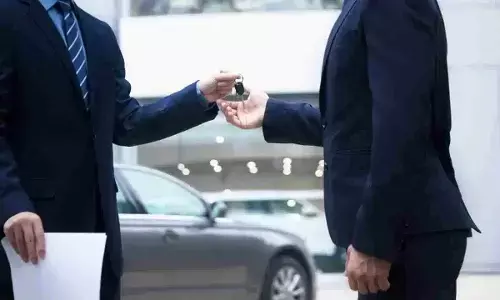 Car Buying Guide: పండుగ సీజన్లో కొత్త కారు కొనడం నిజంగా లాభమా? డిస్కౌంట్ల వెనుక అసలు సీక్రెట్ ఇదే Car Buying Guide: పండుగ సీజన్లో కొత్త కారు కొనడం నిజంగా లాభమా? డిస్కౌంట్ల వెనుక అసలు సీక్రెట్ ఇదే