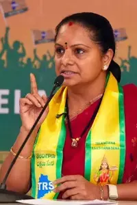 Kavitha: కేటీఆర్పై కవిత విమర్శలు: కేసీఆర్ నిర్ణయాలు తప్పు అంటే పార్టీ వ్యతిరేకతేనా? Kavitha: కేటీఆర్పై కవిత విమర్శలు: కేసీఆర్ నిర్ణయాలు తప్పు అంటే పార్టీ వ్యతిరేకతేనా?