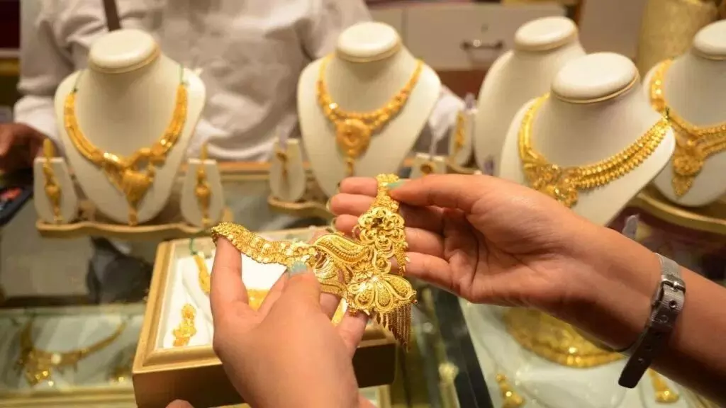 Gold Price: పన్నుల దెబ్బకు పసిడి యూ-టర్న్.. బిల్లు వద్దంటే చాలు తులం బంగారంపై భారీ డిస్కౌంట్ Gold Price: పన్నుల దెబ్బకు పసిడి యూ-టర్న్.. బిల్లు వద్దంటే చాలు తులం బంగారంపై భారీ డిస్కౌంట్