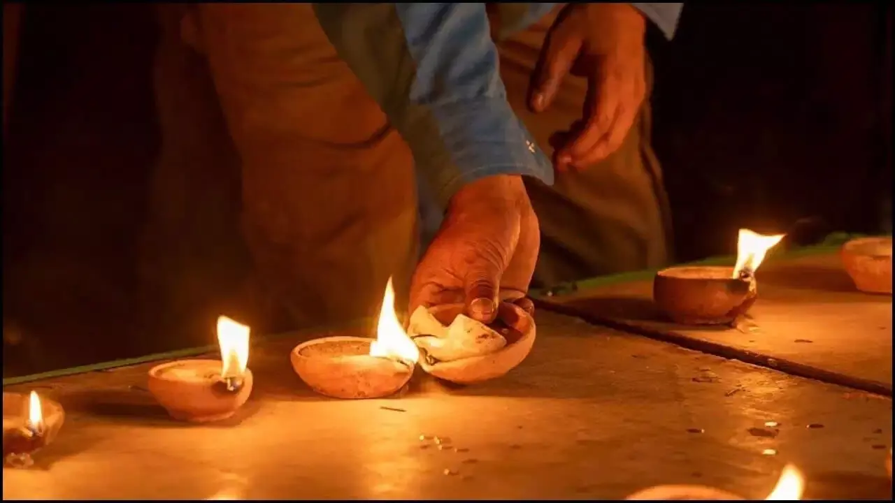 Light a Lamp at Home: ఇంట్లో దీపం ఎలా వెలిగిస్తున్నారు? వాస్తు ప్రకారం ఈ నియమాలు పాటిస్తేనే సిరిసంపదలు Light a Lamp at Home: ఇంట్లో దీపం ఎలా వెలిగిస్తున్నారు? వాస్తు ప్రకారం ఈ నియమాలు పాటిస్తేనే సిరిసంపదలు