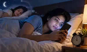 Using Your Phone Before Bed: పడుకునే ముందు ఫోన్ చూస్తున్నారా? ఈ అలవాటుతో ఇబ్బందులు తప్పవు Using Your Phone Before Bed: పడుకునే ముందు ఫోన్ చూస్తున్నారా? ఈ అలవాటుతో ఇబ్బందులు తప్పవు