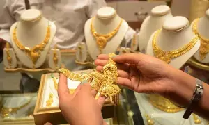Gold Price: పన్నుల దెబ్బకు పసిడి యూ-టర్న్.. బిల్లు వద్దంటే చాలు తులం బంగారంపై భారీ డిస్కౌంట్ Gold Price: పన్నుల దెబ్బకు పసిడి యూ-టర్న్.. బిల్లు వద్దంటే చాలు తులం బంగారంపై భారీ డిస్కౌంట్