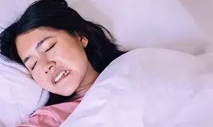 Grinding Your Teeth in Sleep: నిద్రలో పళ్లు కొరుకుంటున్నారా? ఉదయాన్నే ఈ లక్షణాలు కనిపిస్తే డేంజర్ బెల్స్ మోగినట్లే.. Grinding Your Teeth in Sleep: నిద్రలో పళ్లు కొరుకుంటున్నారా? ఉదయాన్నే ఈ లక్షణాలు కనిపిస్తే డేంజర్ బెల్స్ మోగినట్లే..