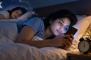 Using Your Phone Before Bed: పడుకునే ముందు ఫోన్ చూస్తున్నారా? ఈ అలవాటుతో ఇబ్బందులు తప్పవు Using Your Phone Before Bed: పడుకునే ముందు ఫోన్ చూస్తున్నారా? ఈ అలవాటుతో ఇబ్బందులు తప్పవు