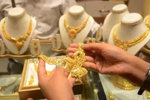 Gold Price: పన్నుల దెబ్బకు పసిడి యూ-టర్న్.. బిల్లు వద్దంటే చాలు తులం బంగారంపై భారీ డిస్కౌంట్ Gold Price: పన్నుల దెబ్బకు పసిడి యూ-టర్న్.. బిల్లు వద్దంటే చాలు తులం బంగారంపై భారీ డిస్కౌంట్