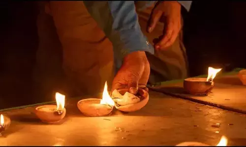 Light a Lamp at Home: ఇంట్లో దీపం ఎలా వెలిగిస్తున్నారు? వాస్తు ప్రకారం ఈ నియమాలు పాటిస్తేనే సిరిసంపదలు Light a Lamp at Home: ఇంట్లో దీపం ఎలా వెలిగిస్తున్నారు? వాస్తు ప్రకారం ఈ నియమాలు పాటిస్తేనే సిరిసంపదలు