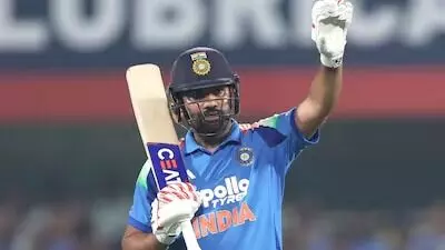 Rohit Sharma: 12 వేల వన్డే పరుగుల క్లబ్లో రోహిత్ శర్మ.. మూడో భారత బ్యాటర్గా రికార్డు Rohit Sharma: 12 వేల వన్డే పరుగుల క్లబ్లో రోహిత్ శర్మ.. మూడో భారత బ్యాటర్గా రికార్డు