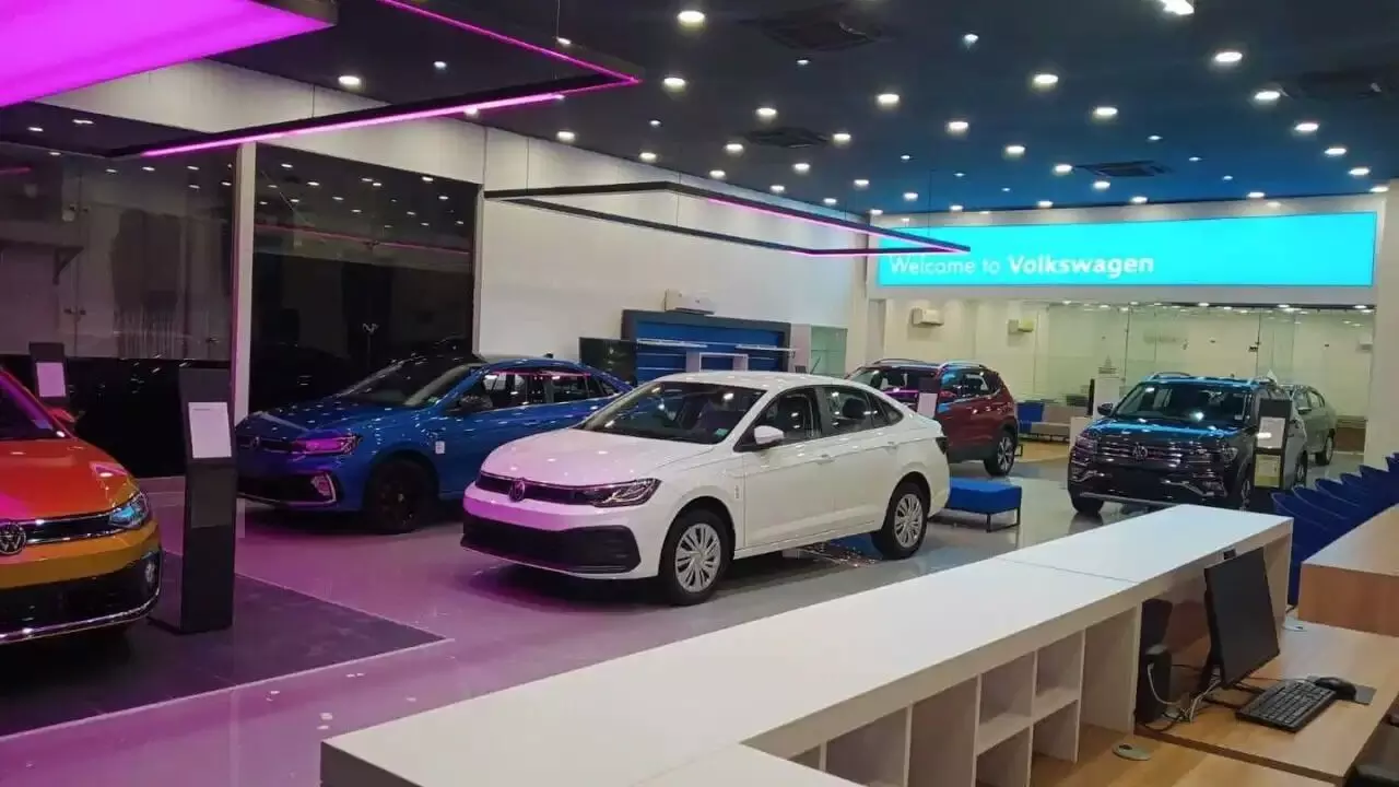 Car Buying Tips: షోరూమ్ చూసి మోసపోకండి గురూ.. లక్షలు పెట్టేముందు ఈ చిన్న టెస్ట్ చేయకపోతే అంతే Car Buying Tips: షోరూమ్ చూసి మోసపోకండి గురూ.. లక్షలు పెట్టేముందు ఈ చిన్న టెస్ట్ చేయకపోతే అంతే