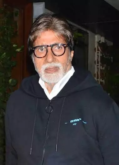 Amitabh Bachchan: కేబీసీ సెట్లో అమితాబ్ బచ్చన్కు ప్రమాదం.. కాలికి గాయమైనా షూటింగ్ ఆపని బిగ్ బీ.. Amitabh Bachchan: కేబీసీ సెట్లో అమితాబ్ బచ్చన్కు ప్రమాదం.. కాలికి గాయమైనా షూటింగ్ ఆపని బిగ్ బీ..
