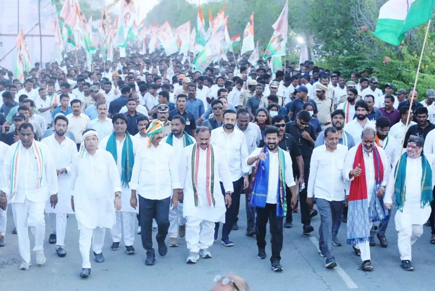 CM Revanth Reddy: సిరిసిల్లలో సీఎం రేవంత్ పాదయాత్రకు భారీ స్వాగతం.. రూ.345 కోట్ల అభివృద్ధి పనులకు శ్రీకారం CM Revanth Reddy: సిరిసిల్లలో సీఎం రేవంత్ పాదయాత్రకు భారీ స్వాగతం.. రూ.345 కోట్ల అభివృద్ధి పనులకు శ్రీకారం
