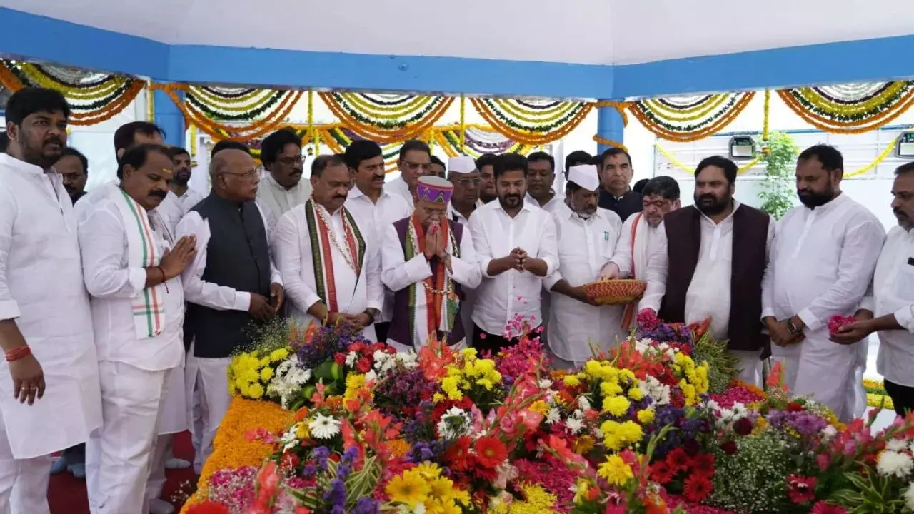 Governor, CM Revanth Reddy: గాంధీ, శాస్త్రిజీకి ఘన నివాళి.. బాపూఘాట్లో గవర్నర్, సీఎం రేవంత్రెడ్డి పుష్పాంజలి Governor, CM Revanth Reddy: గాంధీ, శాస్త్రిజీకి ఘన నివాళి.. బాపూఘాట్లో గవర్నర్, సీఎం రేవంత్రెడ్డి పుష్పాంజలి