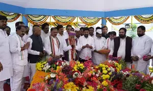 Governor, CM Revanth Reddy: గాంధీ, శాస్త్రిజీకి ఘన నివాళి.. బాపూఘాట్లో గవర్నర్, సీఎం రేవంత్రెడ్డి పుష్పాంజలి Governor, CM Revanth Reddy: గాంధీ, శాస్త్రిజీకి ఘన నివాళి.. బాపూఘాట్లో గవర్నర్, సీఎం రేవంత్రెడ్డి పుష్పాంజలి