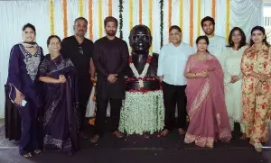 Allu Arjun: తాతయ్యకు ఘన నివాళిగా ఐకాన్జా.. సరికొత్త క్రియేటివ్ ఆఫీస్ ప్రారంభించిన ఐకాన్ స్టార్ అల్లు అర్జున్.. Allu Arjun: తాతయ్యకు ఘన నివాళిగా ఐకాన్జా.. సరికొత్త క్రియేటివ్ ఆఫీస్ ప్రారంభించిన ఐకాన్ స్టార్ అల్లు అర్జున్..