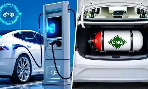 CNG vs EV: సీఎన్జీ వర్సెస్ ఈవీ కార్లు.. పర్యావరణానికి ఏది ఎక్కువ హాని చేస్తుంది?