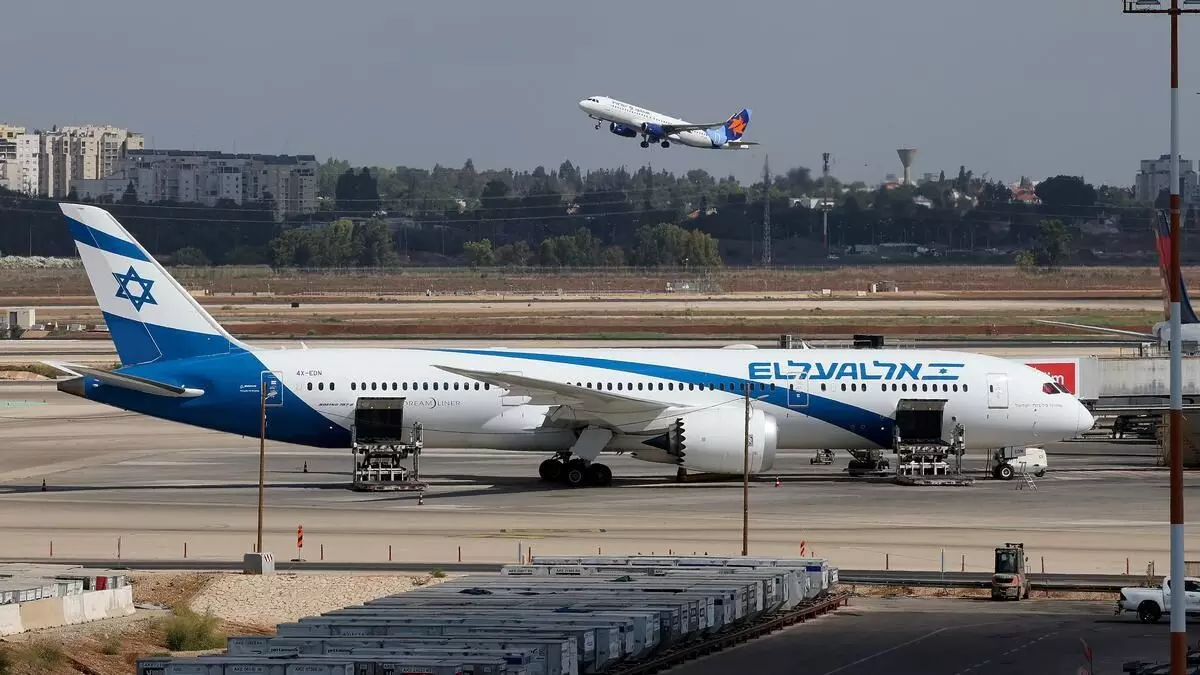 Flydubai: ఫ్లైదుబాయి కో-పైలట్ గొడ్డలితో పైలట్పై దాడి.. ‘టెర్రరిస్ట్’ ప్రయత్నమని యూఏఈ.. ఓమన్ పౌరుడు హమామ్ అల్-హమ్మామి గుర్తింపు Flydubai: ఫ్లైదుబాయి కో-పైలట్ గొడ్డలితో పైలట్పై దాడి.. ‘టెర్రరిస్ట్’ ప్రయత్నమని యూఏఈ.. ఓమన్ పౌరుడు హమామ్ అల్-హమ్మామి గుర్తింపు