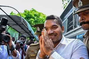 Sri Lankan Court: లంచం కేసులో ఇద్దరు భారతీయ డైరెక్టర్లపై అరెస్టు వారెంట్లు జారీ చేయని శ్రీలంక కోర్టు Sri Lankan Court: లంచం కేసులో ఇద్దరు భారతీయ డైరెక్టర్లపై అరెస్టు వారెంట్లు జారీ చేయని శ్రీలంక కోర్టు