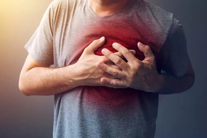 Heart Attack: గుండెపోటుకు ముందు కనిపించే కీలక లక్షణాలు ఇవే.. Heart Attack: గుండెపోటుకు ముందు కనిపించే కీలక లక్షణాలు ఇవే..