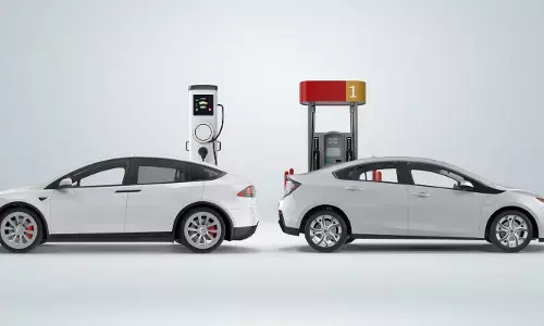 Hybrid Vs EV Pricing: ఈవీ కార్ల కంటే హ్యాబ్రిడ్ కార్లు ప్రియం.. అసలు దేనికి అంత రేటు? Hybrid Vs EV Pricing: ఈవీ కార్ల కంటే హ్యాబ్రిడ్ కార్లు ప్రియం.. అసలు దేనికి అంత రేటు?