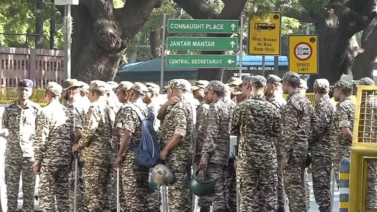 Bharat Bloc Protest: భారత్ బ్లాక్ నిరసన: ఢిల్లీలో ట్రాఫిక్ నియంత్రణలు, ఎన్నికల కమిషన్కు మార్చ్ Bharat Bloc Protest: భారత్ బ్లాక్ నిరసన: ఢిల్లీలో ట్రాఫిక్ నియంత్రణలు, ఎన్నికల కమిషన్కు మార్చ్
