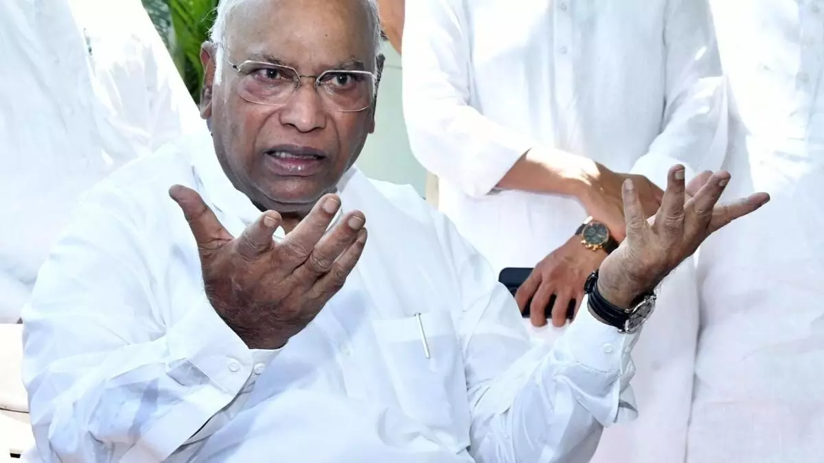 ‘Vote Chori’ Campaign: 13.3 కోట్ల ఓట్ల కోసం దేశవ్యాప్త పోరు.. ‘ఓటు చోరీ’పై కాంగ్రెస్ ఉద్యమం ‘Vote Chori’ Campaign: 13.3 కోట్ల ఓట్ల కోసం దేశవ్యాప్త పోరు.. ‘ఓటు చోరీ’పై కాంగ్రెస్ ఉద్యమం
