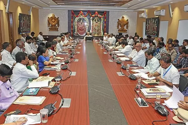 Navaratri Brahmotsavams: శ్రీవారి నవరాత్రి బ్రహ్మోత్సవాల ఏర్పాట్లపై సమీక్ష Navaratri Brahmotsavams: శ్రీవారి నవరాత్రి బ్రహ్మోత్సవాల ఏర్పాట్లపై సమీక్ష