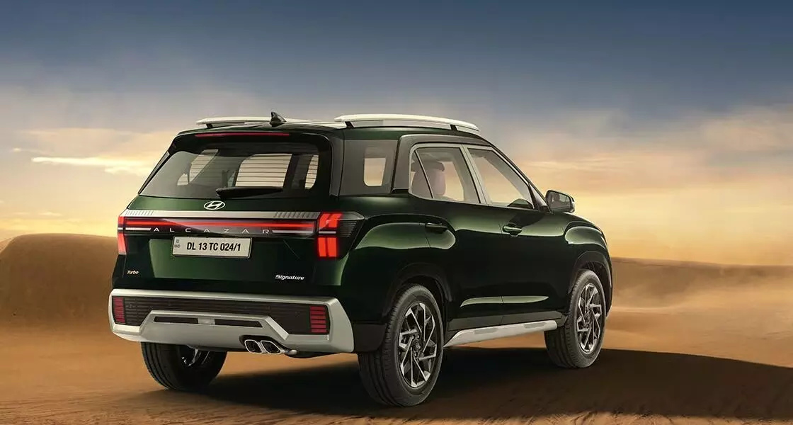 Hyundai Alcazar: సోఫా లాంటి సీట్లు.. హోటల్ లాంటి కంఫర్ట్.. హ్యుందాయ్ 7 సీటర్ పై రూ.90వేలు ఆదా Hyundai Alcazar: సోఫా లాంటి సీట్లు.. హోటల్ లాంటి కంఫర్ట్.. హ్యుందాయ్ 7 సీటర్ పై రూ.90వేలు ఆదా