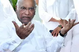 ‘Vote Chori’ Campaign: 13.3 కోట్ల ఓట్ల కోసం దేశవ్యాప్త పోరు.. ‘ఓటు చోరీ’పై కాంగ్రెస్ ఉద్యమం ‘Vote Chori’ Campaign: 13.3 కోట్ల ఓట్ల కోసం దేశవ్యాప్త పోరు.. ‘ఓటు చోరీ’పై కాంగ్రెస్ ఉద్యమం