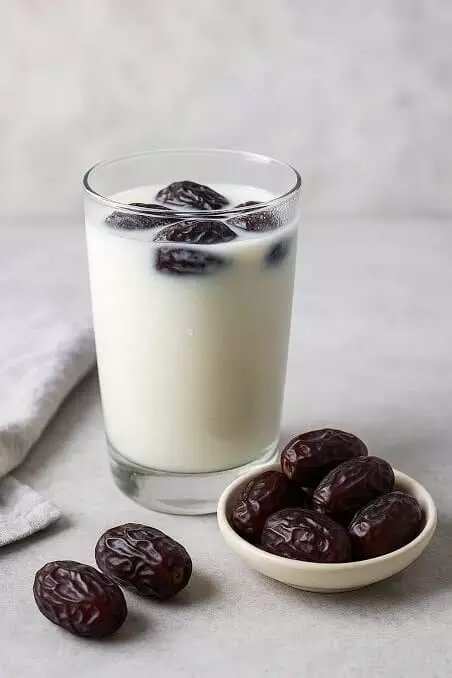 Dates Soaked in Milk: పాలలో నానబెట్టిన ఖర్జూరాలు: ఆరోగ్యానికి ఎంతవరకు మేలు? నిపుణులు ఏం చెబుతున్నారు? Dates Soaked in Milk: పాలలో నానబెట్టిన ఖర్జూరాలు: ఆరోగ్యానికి ఎంతవరకు మేలు? నిపుణులు ఏం చెబుతున్నారు?