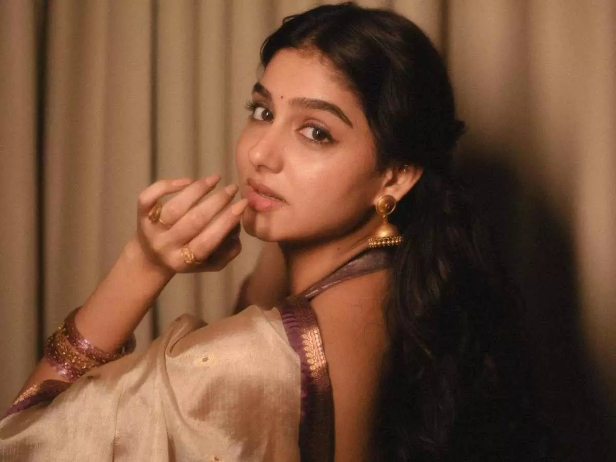 Malayalam Beauty Anaswara Rajan: తెలుగులో బిజీ అవుతున్న మలయాళ బ్యూటీ.. వరుస సినిమాలతో అనస్వర రాజన్ Malayalam Beauty Anaswara Rajan: తెలుగులో బిజీ అవుతున్న మలయాళ బ్యూటీ.. వరుస సినిమాలతో అనస్వర రాజన్