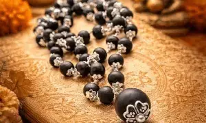 Karungali Mala: కరుంగళి మాల అంటే ఏమిటి? ఎవరు ధరించవచ్చు? తప్పక పాటించాల్సిన కఠిన నియమాలు ఇవే.. Karungali Mala: కరుంగళి మాల అంటే ఏమిటి? ఎవరు ధరించవచ్చు? తప్పక పాటించాల్సిన కఠిన నియమాలు ఇవే..