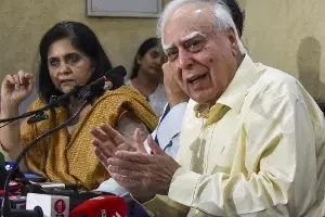 Kapil Sibal: మోదీపై కపిల్ సిబల్ విమర్శలు.. ద్వేషాన్ని వీడి, ఓటు మానిప్యులేషన్లకు స్వస్తి పలకాలని హితవు Kapil Sibal: మోదీపై కపిల్ సిబల్ విమర్శలు.. ద్వేషాన్ని వీడి, ఓటు మానిప్యులేషన్లకు స్వస్తి పలకాలని హితవు