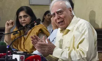 Kapil Sibal: మోదీపై కపిల్‌ సిబల్‌ విమర్శలు.. ద్వేషాన్ని వీడి, ఓటు మానిప్యులేషన్లకు స్వస్తి పలకాలని హితవు